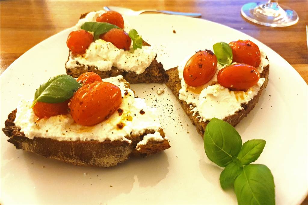 Küchen-Test statt Restaurant-Check: Gegessen wird zu Hause... Schmeckte ordentlich: Bruschetta mit Ricotta und Tomaten.