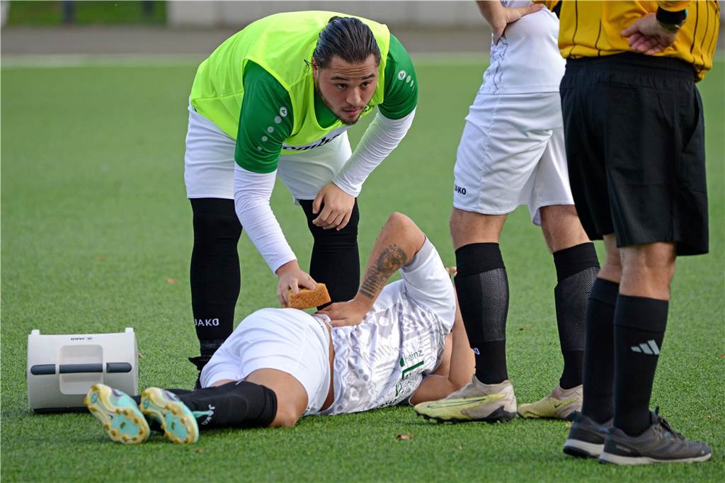Spieler von SuS Hervest-Dorsten liegt verletzt am Boden