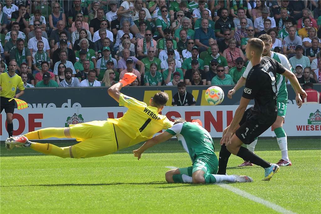 Amos Pieper vor BVB-Wiedersehen mit Bremen: „Ich bin extrem heiß“ Amos Pieper sinkt nach einem Zusammenprall mit Jiri Pavlenka zu Boden.