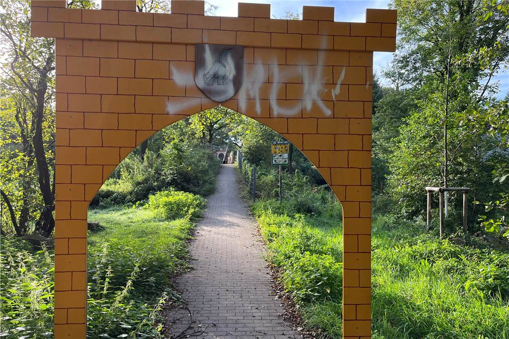 Ritterspielplatz ist seit Monaten teilweise gesperrt "Schmierfinken" sorgten dafür, dass die Optik des Spielplatzes zusätzlich leidet.