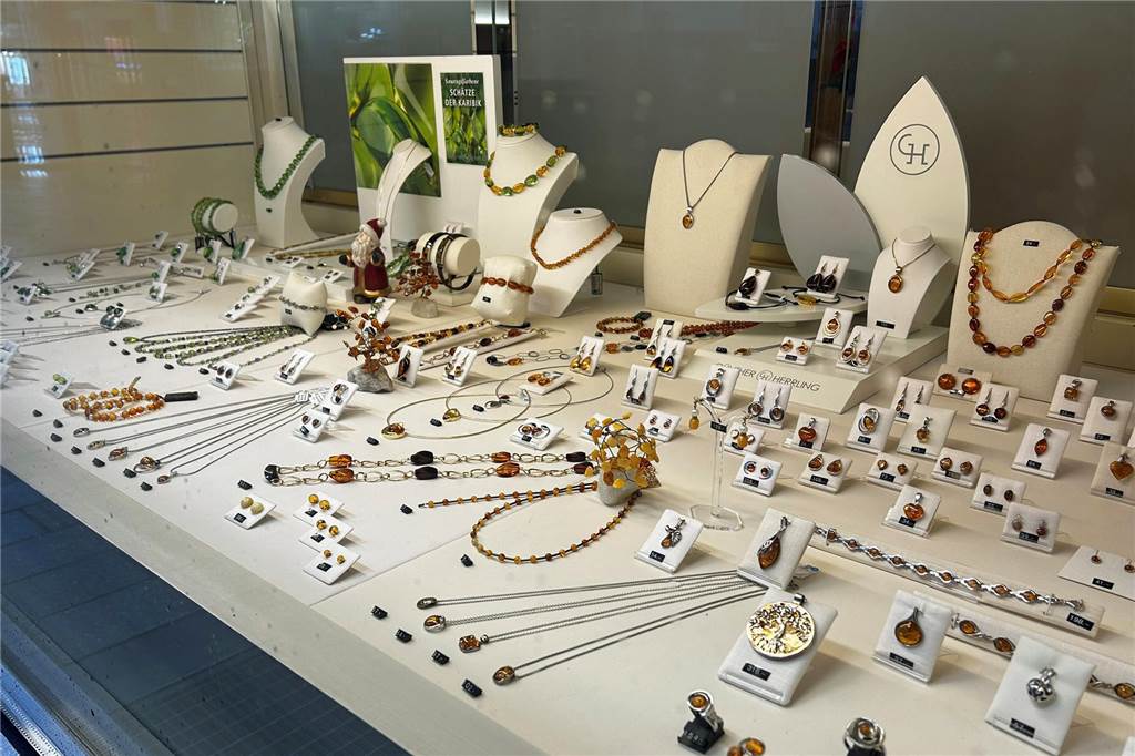 Last-Minute-Geschenke in Werne: Parfum, Portemonnaies und Schmuck Die Schmuckauslage von Juwelier Bleckmann in Werne.