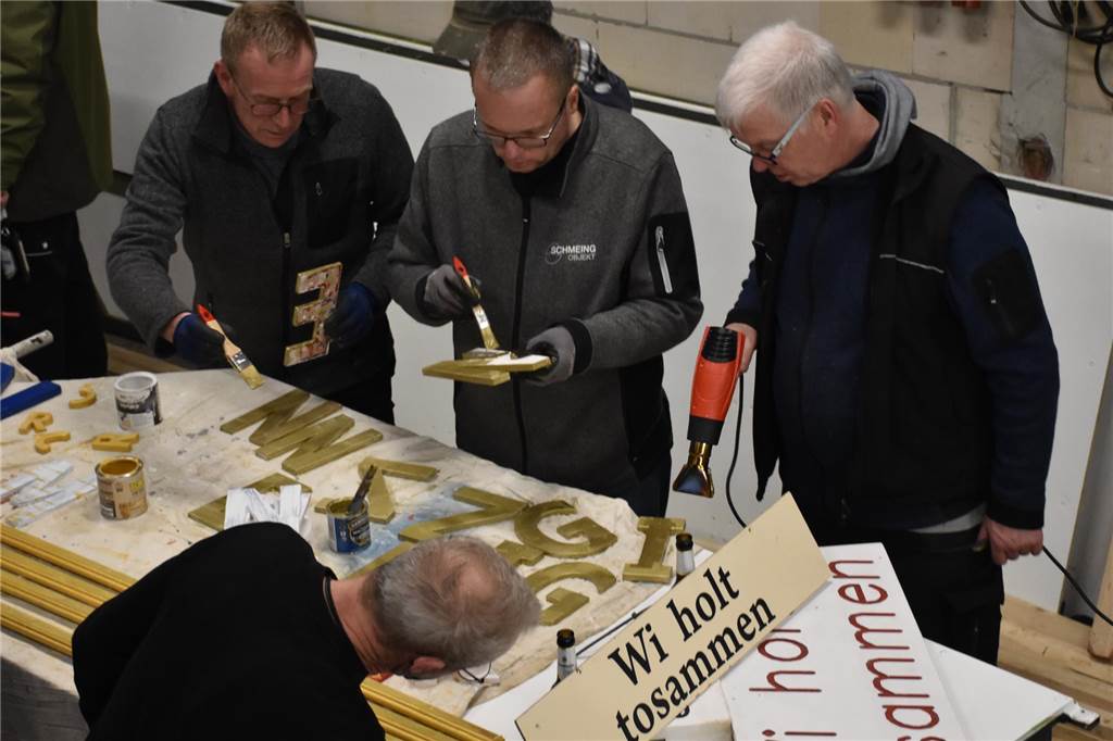 Wagenbau und Kartoffelpuffer: Nachbarn feiern 60 Jahre Karneval Wagenbau Pineweg Detail