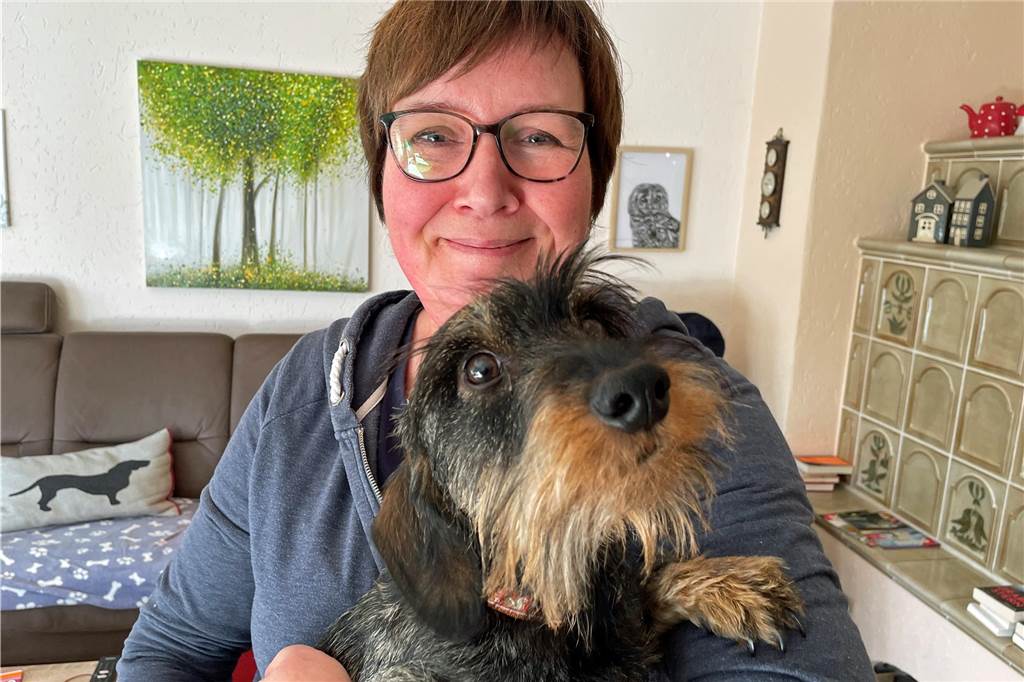 Angelika Osthues im Letzte-Hilfe-Kurs: „Der Tod macht mir keine Angst“ Schmusestunde: Angelika Osthues mit ihrer quirligen Rauhaardackel-Dame Ginny (9 Monate).