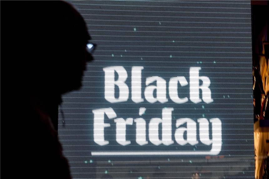 Achtung: Am Black Friday wollen auch Betrüger ihr Geschäft machen Schnäppchen oder Betrug? Vom Black Friday wollen laut Polizei auch Betrüger profitieren.