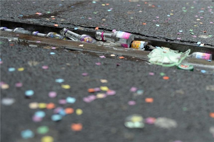 Suchtexperte: Alkohol im Karneval auch Risiko für andere Schnapsflaschen und Konfetti liegen auf der Straße. Foto: Caroline Seidel/Archiv