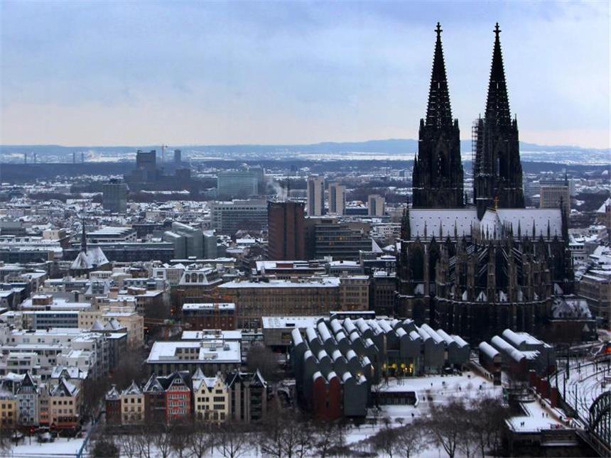 Schlechte Aussichten für weiße Weihnachten Schnee in Köln (wie hier im Januar 2010) gibt es eher selten. Foto: Oliver Berg/Archiv