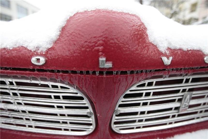 Schnee und Eis sollten Autoliebhaber ihren kostbaren Klassikern nun wirklich nicht zumuten. Foto: Florian Schuh