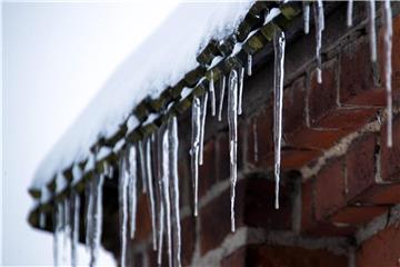 Schnee und Eiszapfen müssen vom Dach entfernt werden, um Unfälle zu verhindern. Foto: Jens Büttner
