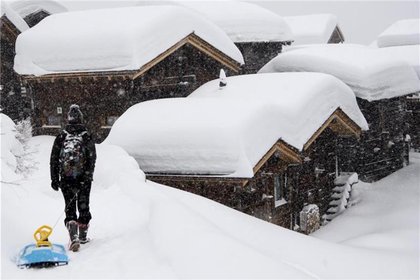 Mit Tauwetter steigt die Lawinengefahr in den Alpen Schneebedeckten Hütten in Bellwald: Das Lawinenrisiko in den Schweizer Alpen ist derzeit erhöht. Foto: Jean-Christophe Bott