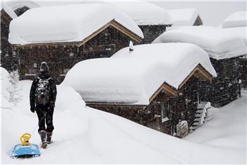 Schneebedeckten Hütten in Bellwald: Das Lawinenrisiko in den Schweizer Alpen ist derzeit erhöht. Foto: Jean-Christophe Bott