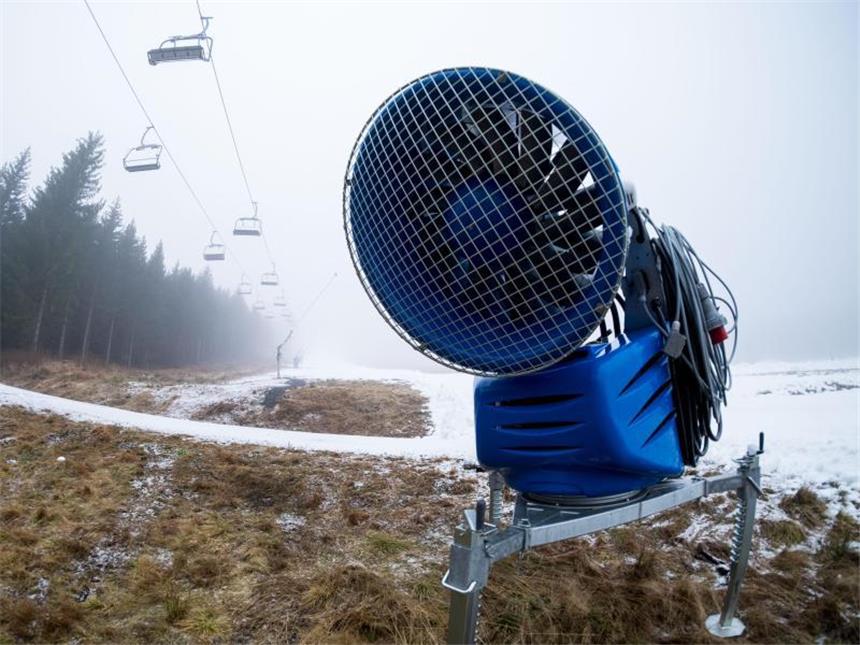 Wie funktioniert eine Schneekanone? Schneekanonen sorgen an braunen Hängen für weiße Pisten. Foto: Peter Steffen/dpa