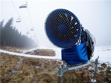Schneekanonen sorgen an braunen Hängen für weiße Pisten. Foto: Peter Steffen/dpa
