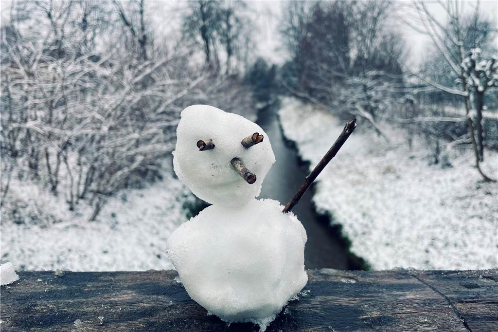 Schneemännchen auf der Ölbachbrücke in Vreden - fotografiert von Uli Benke