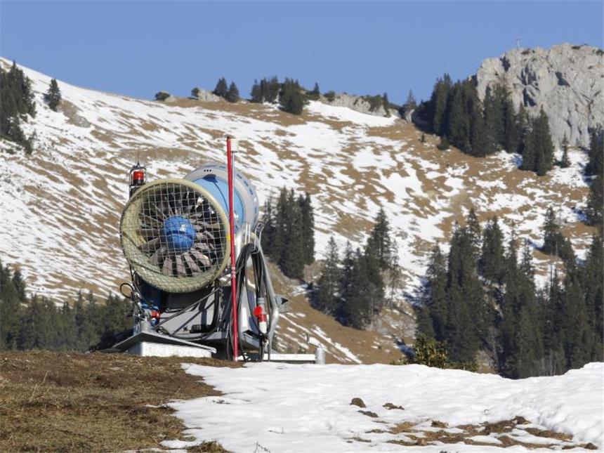 EU kämpft in Paris hart für ehrgeizige Klimaziele Schneemangel in Bayern: Es ist sogar zu mild für den Einsatz von Schneekanonen. Foto: Uwe Lein
