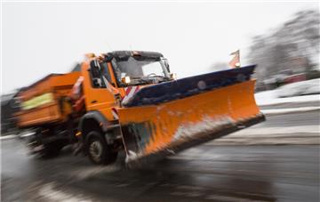 Schneeräumfahrzeuge kamen am Freitag schon in NRW zum Einsatz. Ob sie Samstag und Sonntag auch benötigt werden, ist noch nicht ganz klar.