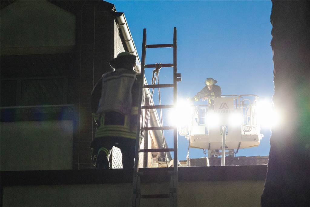 Verqualmter Discounter in Dortmund: Alle Kunden mussten sofort raus Schnell erkannten die Brandschützer einen Schwelbrand im Bereich des Flachdaches.