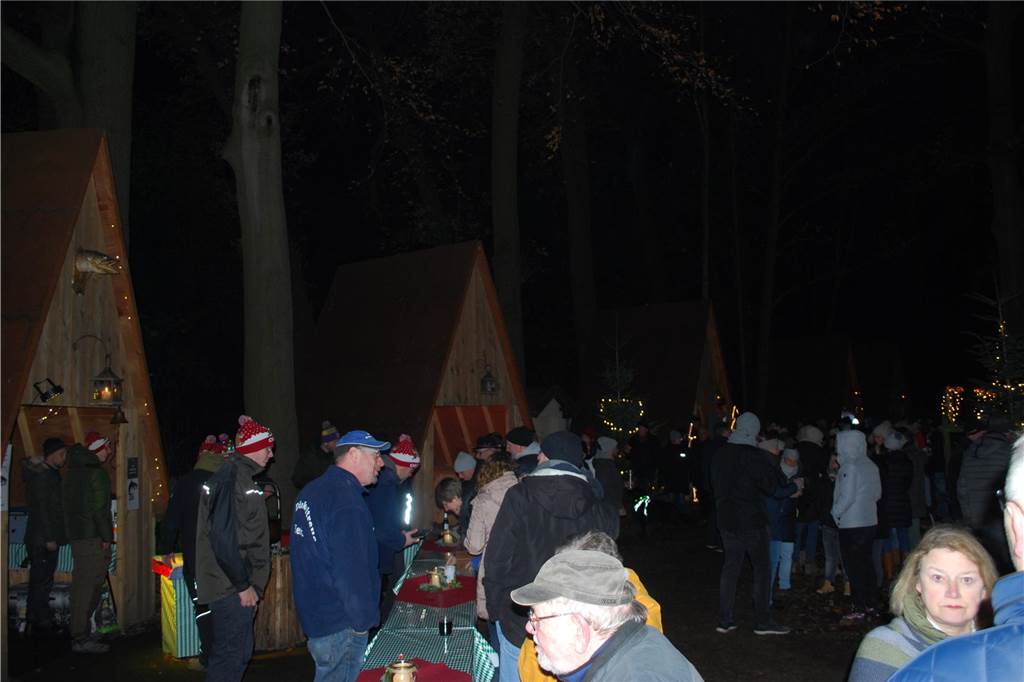 Schnell füllt sich der Weihnachtsmarkt in Heek mit vielen Besuchern. 