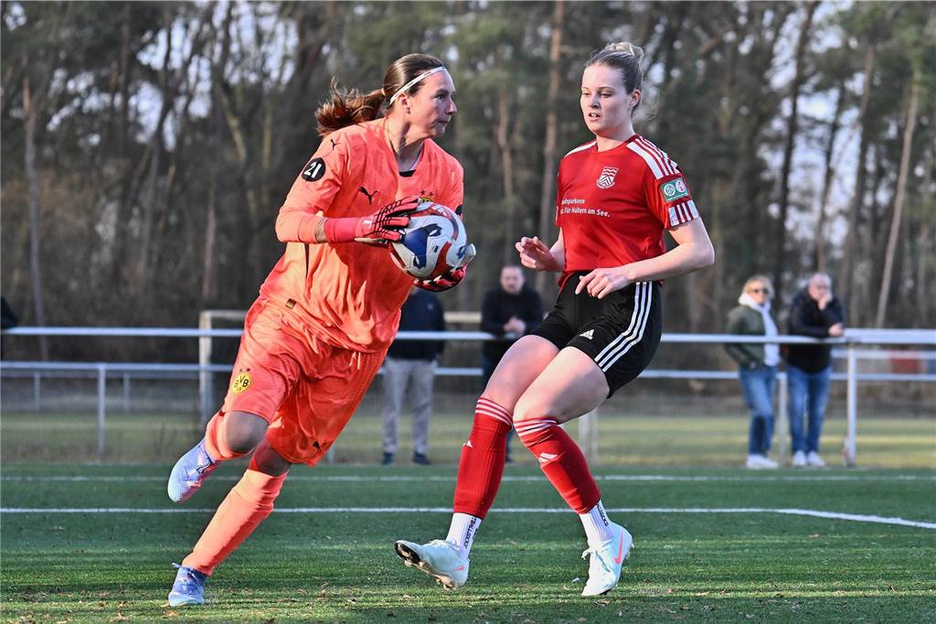 Schnell geht Borussia Dortmund mit 2:0 in Führung, nach dem Anschlusstreffer von Concordia Flaesheim keimt für eine Zeit lang Hoffnung beim Gastgeber auf - ehe der BVB noch vor der Pause nachlegt. Am Ende gewinnt der Tabellenführer mit 5:1.