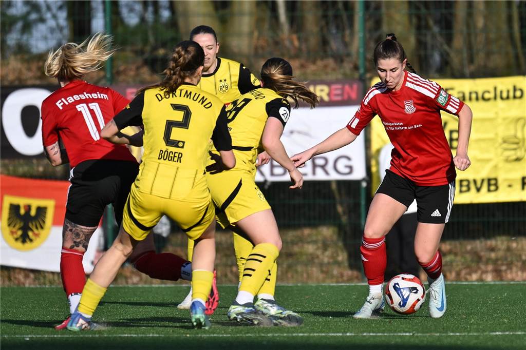Schnell geht Borussia Dortmund mit 2:0 in Führung, nach dem Anschlusstreffer von Concordia Flaesheim keimt für eine Zeit lang Hoffnung beim Gastgeber auf - ehe der BVB noch vor der Pause nachlegt. Am Ende gewinnt der Tabellenführer mit 5:1.