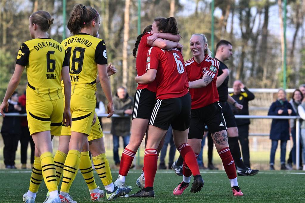 Schnell geht Borussia Dortmund mit 2:0 in Führung, nach dem Anschlusstreffer von Concordia Flaesheim keimt für eine Zeit lang Hoffnung beim Gastgeber auf - ehe der BVB noch vor der Pause nachlegt. Am Ende gewinnt der Tabellenführer mit 5:1.