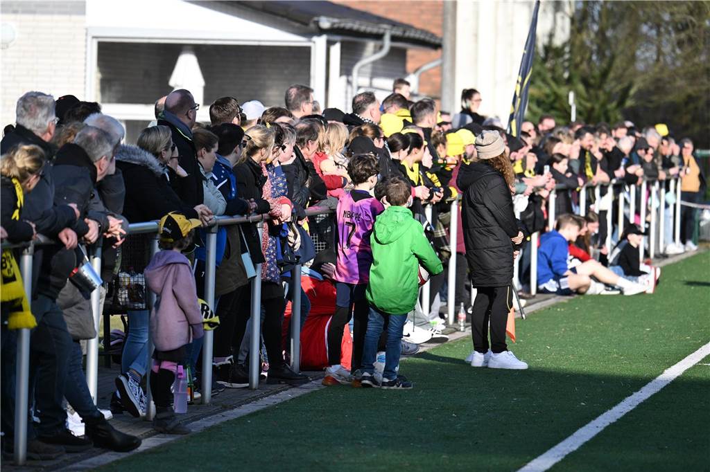 Schnell geht Borussia Dortmund mit 2:0 in Führung, nach dem Anschlusstreffer von Concordia Flaesheim keimt für eine Zeit lang Hoffnung beim Gastgeber auf - ehe der BVB noch vor der Pause nachlegt. Am Ende gewinnt der Tabellenführer mit 5:1.