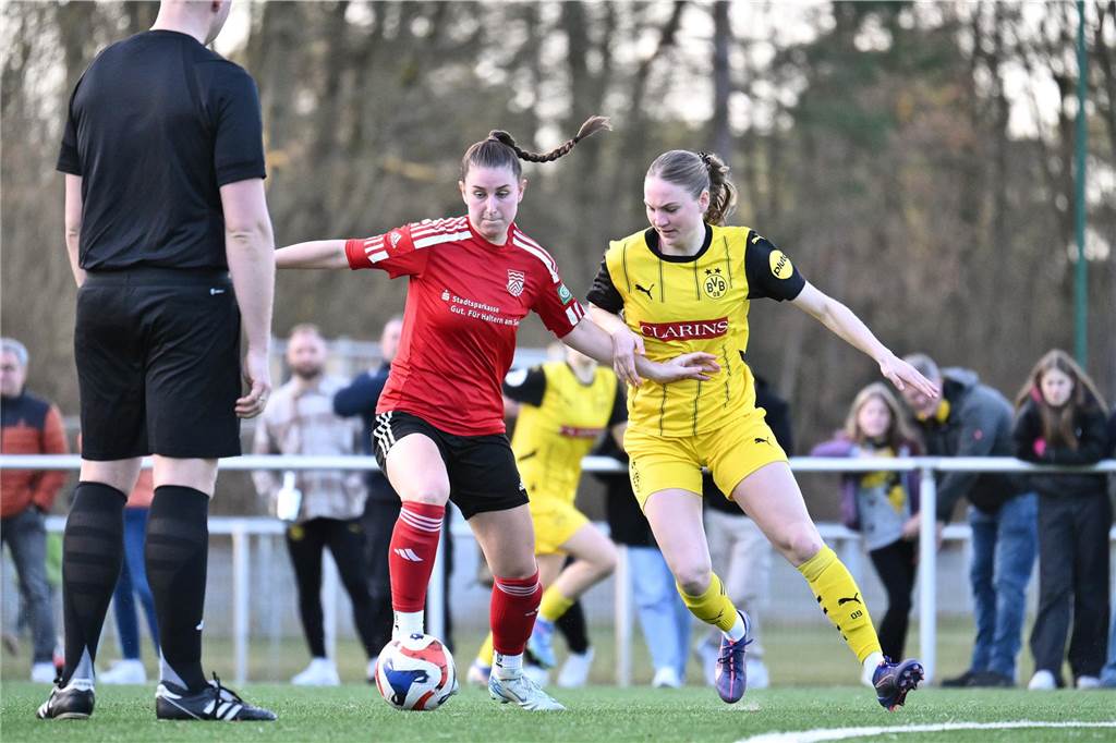 Schnell geht Borussia Dortmund mit 2:0 in Führung, nach dem Anschlusstreffer von Concordia Flaesheim keimt für eine Zeit lang Hoffnung beim Gastgeber auf - ehe der BVB noch vor der Pause nachlegt. Am Ende gewinnt der Tabellenführer mit 5:1.