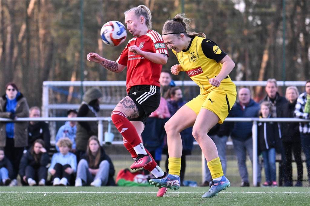 Schnell geht Borussia Dortmund mit 2:0 in Führung, nach dem Anschlusstreffer von Concordia Flaesheim keimt für eine Zeit lang Hoffnung beim Gastgeber auf - ehe der BVB noch vor der Pause nachlegt. Am Ende gewinnt der Tabellenführer mit 5:1.