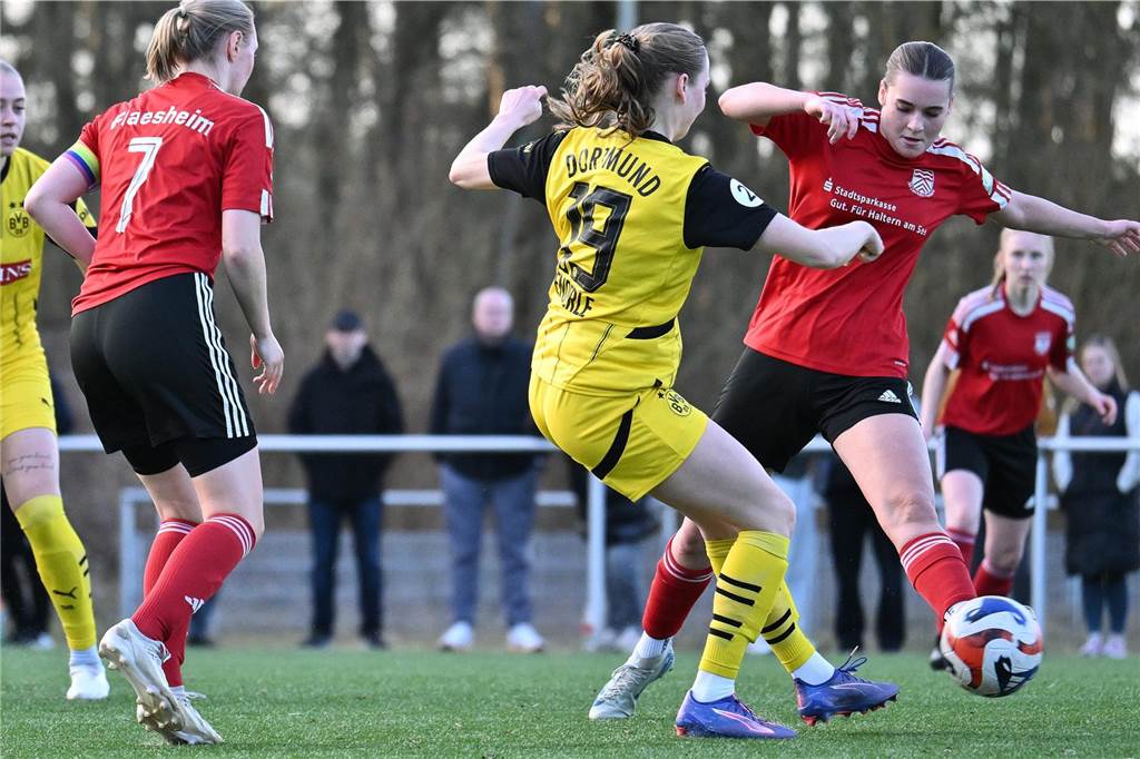 Schnell geht Borussia Dortmund mit 2:0 in Führung, nach dem Anschlusstreffer von Concordia Flaesheim keimt für eine Zeit lang Hoffnung beim Gastgeber auf - ehe der BVB noch vor der Pause nachlegt. Am Ende gewinnt der Tabellenführer mit 5:1.