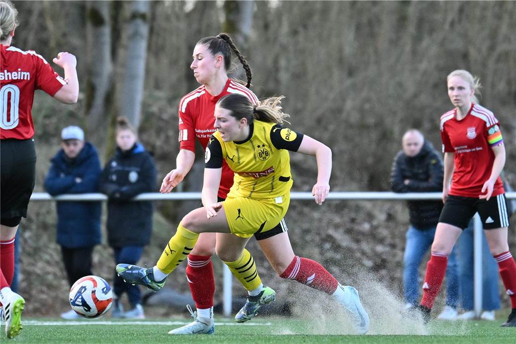 Schnell geht Borussia Dortmund mit 2:0 in Führung, nach dem Anschlusstreffer von Concordia Flaesheim keimt für eine Zeit lang Hoffnung beim Gastgeber auf - ehe der BVB noch vor der Pause nachlegt. Am Ende gewinnt der Tabellenführer mit 5:1.