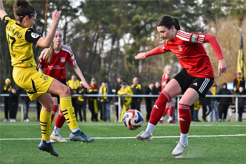 Schnell geht Borussia Dortmund mit 2:0 in Führung, nach dem Anschlusstreffer von Concordia Flaesheim keimt für eine Zeit lang Hoffnung beim Gastgeber auf - ehe der BVB noch vor der Pause nachlegt. Am Ende gewinnt der Tabellenführer mit 5:1.