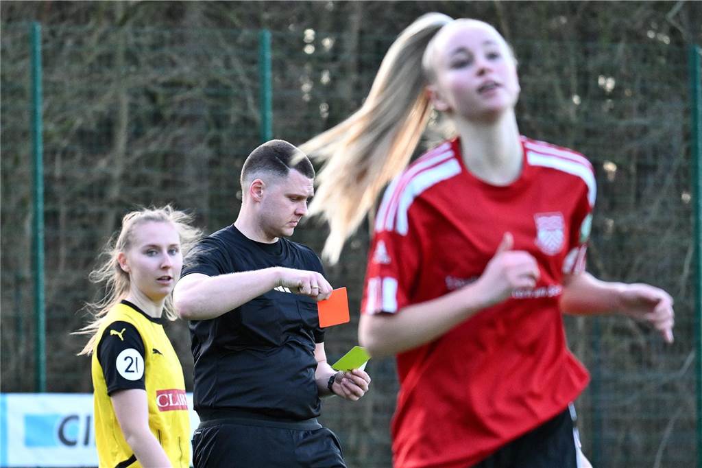 Schnell geht Borussia Dortmund mit 2:0 in Führung, nach dem Anschlusstreffer von Concordia Flaesheim keimt für eine Zeit lang Hoffnung beim Gastgeber auf - ehe der BVB noch vor der Pause nachlegt. Am Ende gewinnt der Tabellenführer mit 5:1.