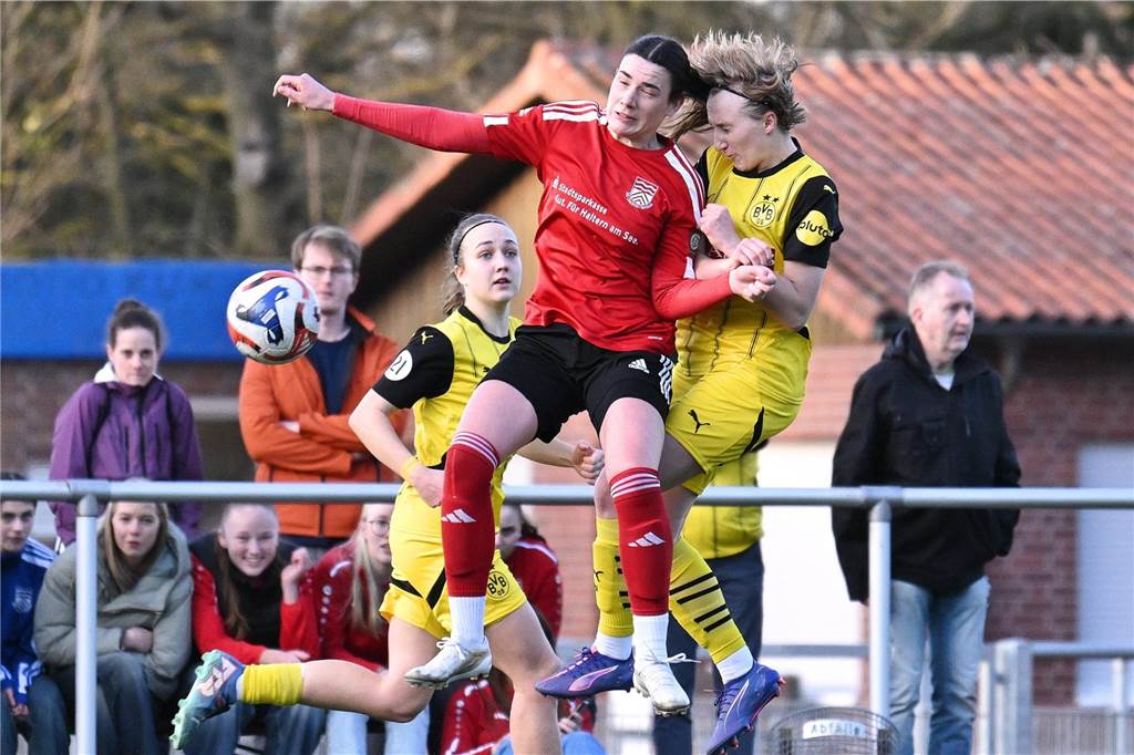 Schnell geht Borussia Dortmund mit 2:0 in Führung, nach dem Anschlusstreffer von Concordia Flaesheim keimt für eine Zeit lang Hoffnung beim Gastgeber auf - ehe der BVB noch vor der Pause nachlegt. Am Ende gewinnt der Tabellenführer mit 5:1.