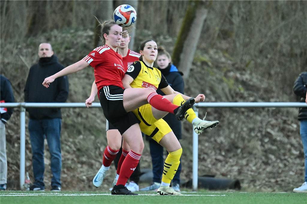 Schnell geht Borussia Dortmund mit 2:0 in Führung, nach dem Anschlusstreffer von Concordia Flaesheim keimt für eine Zeit lang Hoffnung beim Gastgeber auf - ehe der BVB noch vor der Pause nachlegt. Am Ende gewinnt der Tabellenführer mit 5:1.