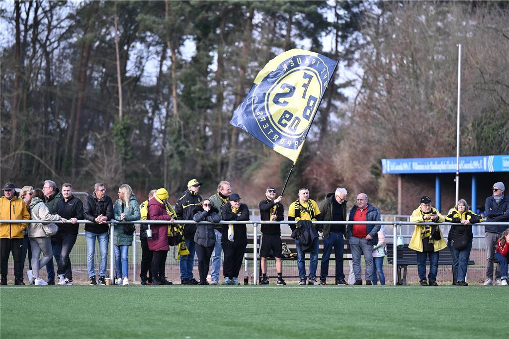 Schnell geht Borussia Dortmund mit 2:0 in Führung, nach dem Anschlusstreffer von Concordia Flaesheim keimt für eine Zeit lang Hoffnung beim Gastgeber auf - ehe der BVB noch vor der Pause nachlegt. Am Ende gewinnt der Tabellenführer mit 5:1.