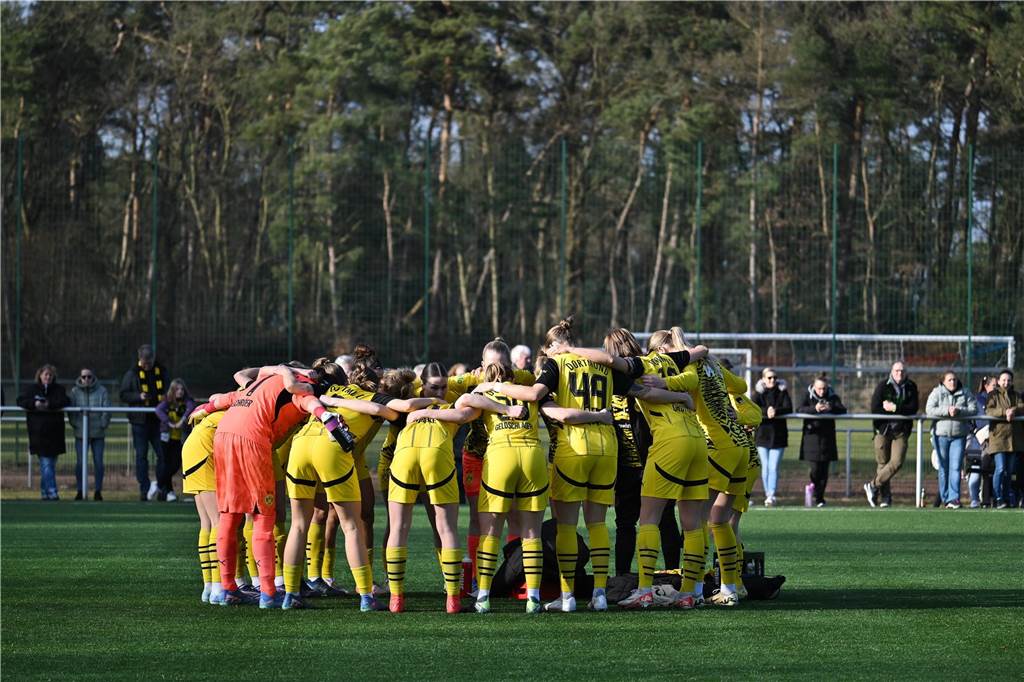 Schnell geht Borussia Dortmund mit 2:0 in Führung, nach dem Anschlusstreffer von Concordia Flaesheim keimt für eine Zeit lang Hoffnung beim Gastgeber auf - ehe der BVB noch vor der Pause nachlegt. Am Ende gewinnt der Tabellenführer mit 5:1.