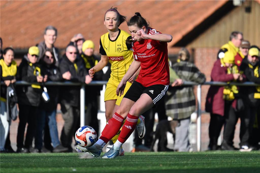 Schnell geht Borussia Dortmund mit 2:0 in Führung, nach dem Anschlusstreffer von Concordia Flaesheim keimt für eine Zeit lang Hoffnung beim Gastgeber auf - ehe der BVB noch vor der Pause nachlegt. Am Ende gewinnt der Tabellenführer mit 5:1.