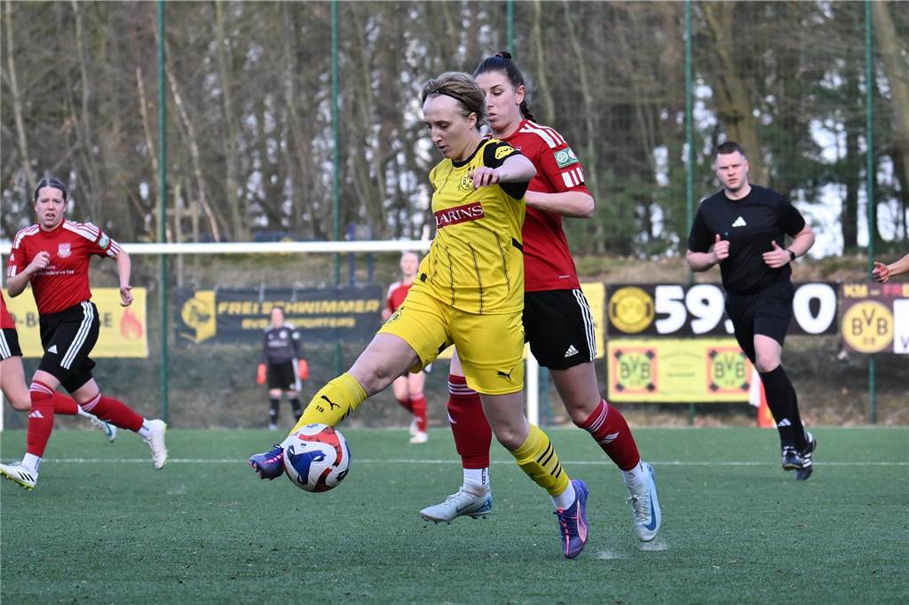 Schnell geht Borussia Dortmund mit 2:0 in Führung, nach dem Anschlusstreffer von Concordia Flaesheim keimt für eine Zeit lang Hoffnung beim Gastgeber auf - ehe der BVB noch vor der Pause nachlegt. Am Ende gewinnt der Tabellenführer mit 5:1.