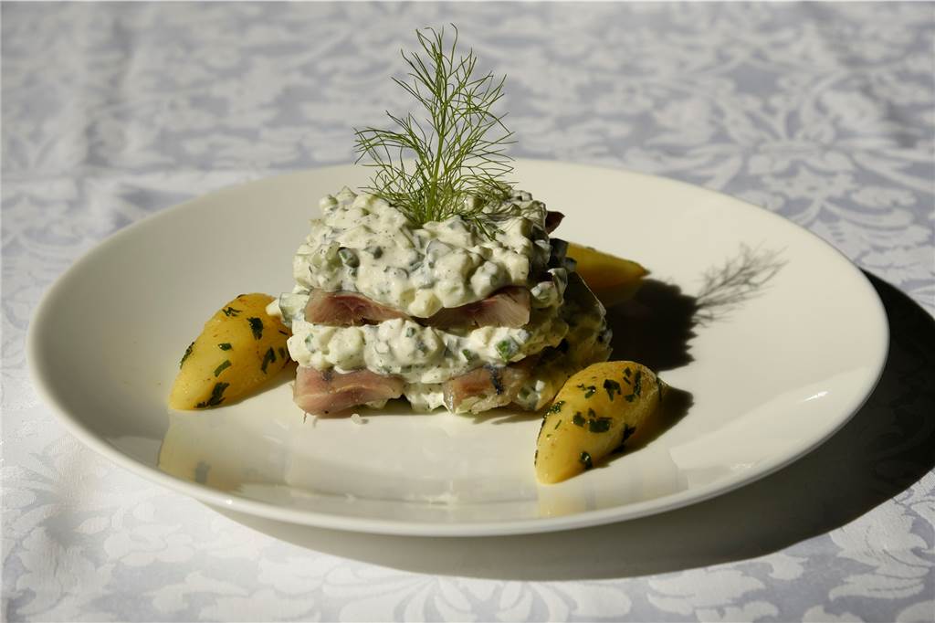 Schnell gemacht und lecker: Eingelegter Sahnehering mit Salzkartoffeln.