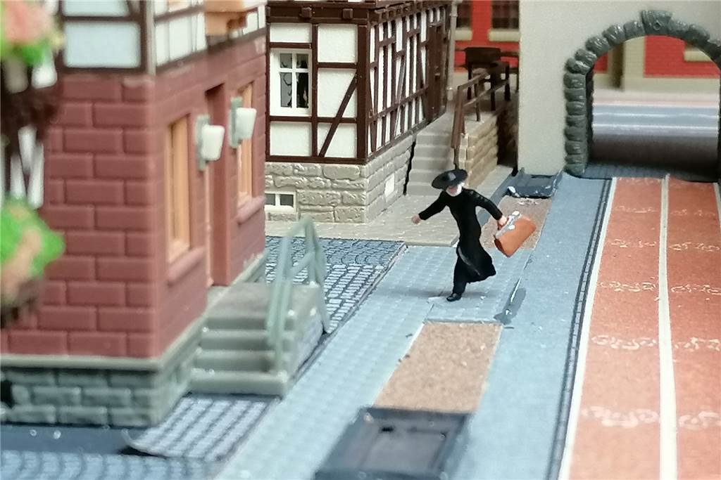 Modellbau boomt: Im fiktiven Tremberg spielen Geschichten aus dem Leben Schnell huscht der Pfarrer aus dem Remigiusbräu-Keller zum Pfarrhaus.