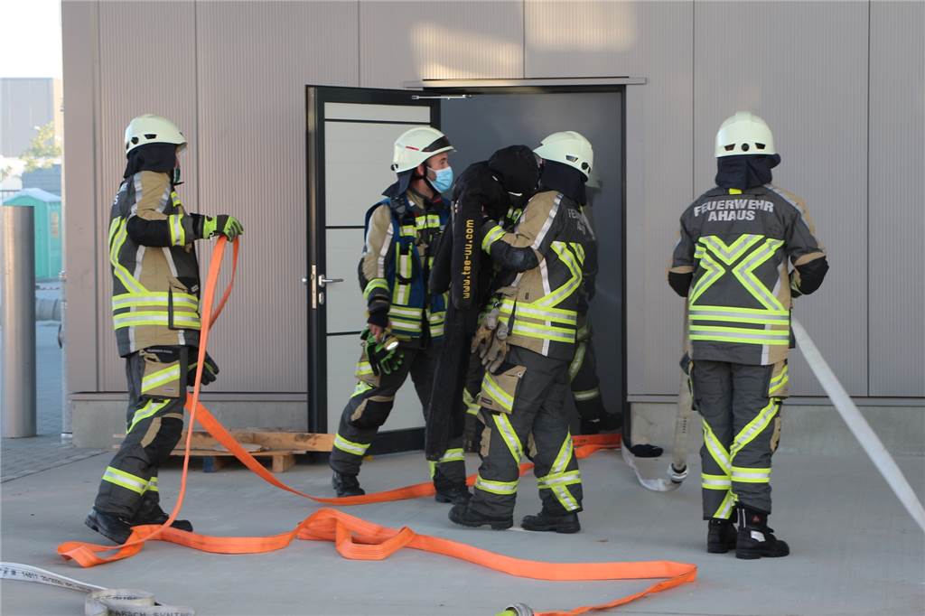 Mit Video: Menschen in Gefahr – Feuerwehrleute in verrauchter Halle aktiv Schnell konnten die versteckten Dummies gefunden und nach draußen gebracht werden.