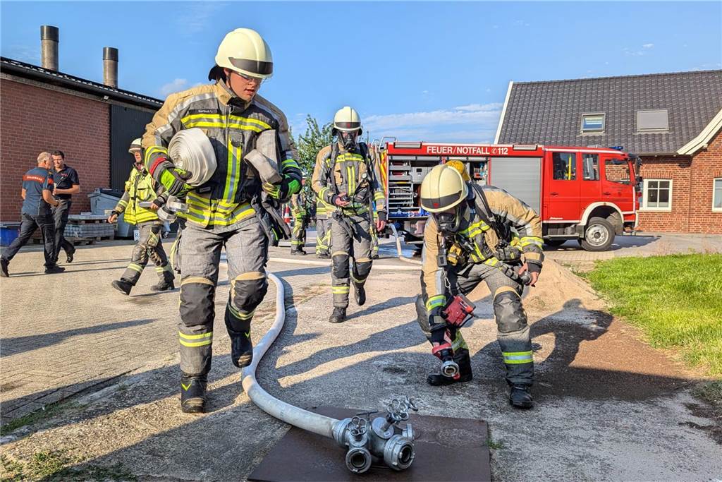 Löschzüge aus Haaksbergen und Alstätte gemeinsam im „Einsatz“ Schnell Schläuche ausrollen hieß es auch bei der gemeinsamen Übung von Feuerwehr Alstätte und Brandweer Haaksbergen.