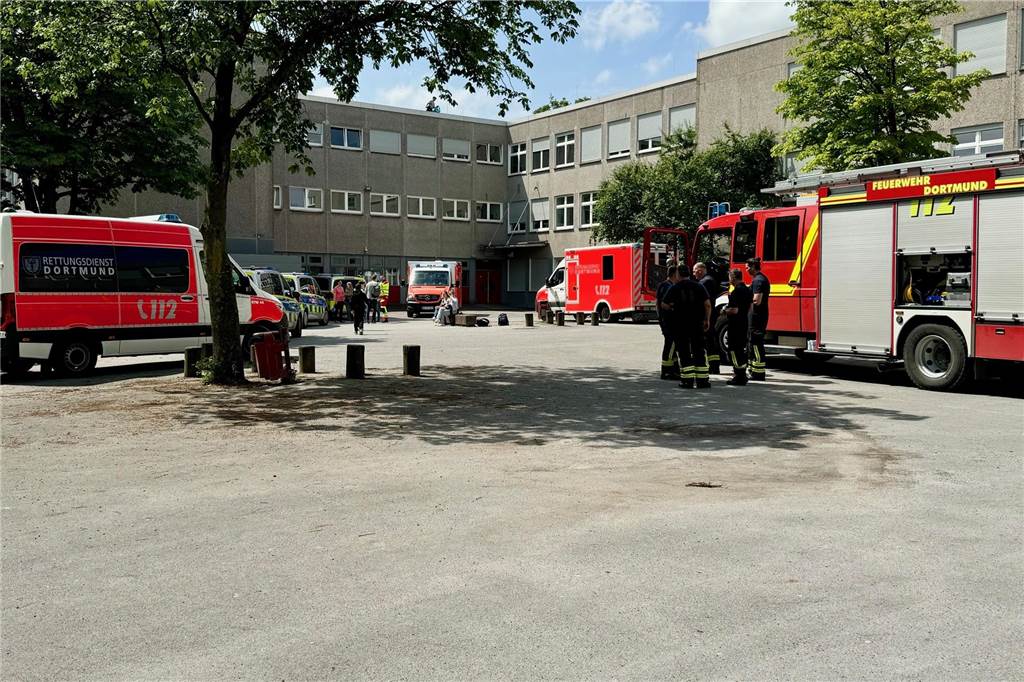 Realschule evakuiert: Pfefferspray-Attacke an der Schweizer Allee Vor der Schule.