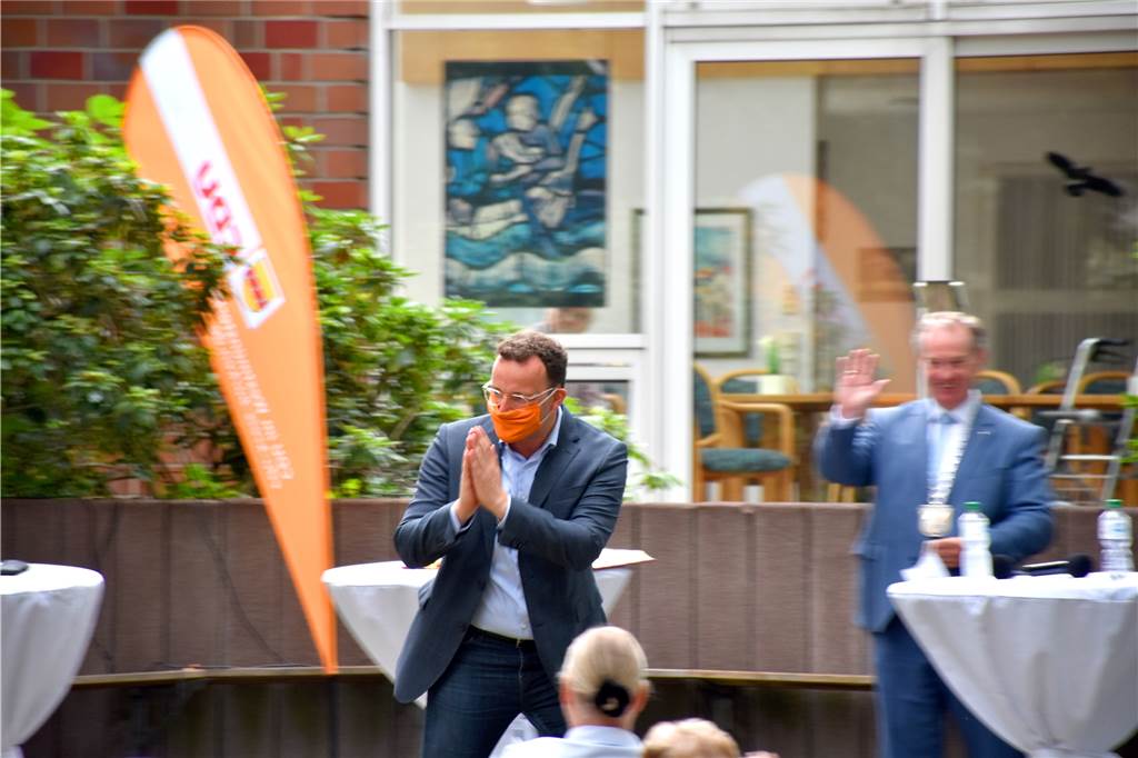Gesundheitsminister Jens Spahn spricht am Henricusstift von neuem Alltag Schneller Abgang nach ziemlich genau einer Stunde: Bundesgesundheitsminister Jens Spahn absolvierte am Wochenende 19 Termine an 15 Orten in seinem Wahlkreis.