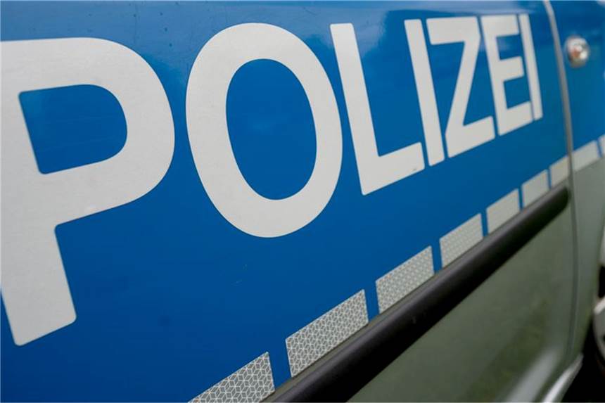 Polizist geblitzt: Wirkt Dienstfahrt strafmildernd? Schneller als die Polizei erlaubt? Polizeibeamte müssen auch selbst Tempolimits beachten, wenn sie nicht auf Einsatzfahrt sind.