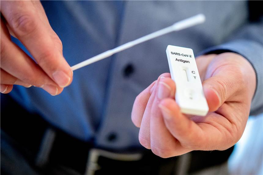 Schnelltests sollen in der zweiten Welle der Corona-Pandemie Ausbrüche in Pflegeheimen verhindern. Allerdings ist die Personaldecke der Heime zu Pandemiezeiten ziemlich dünn besetzt.