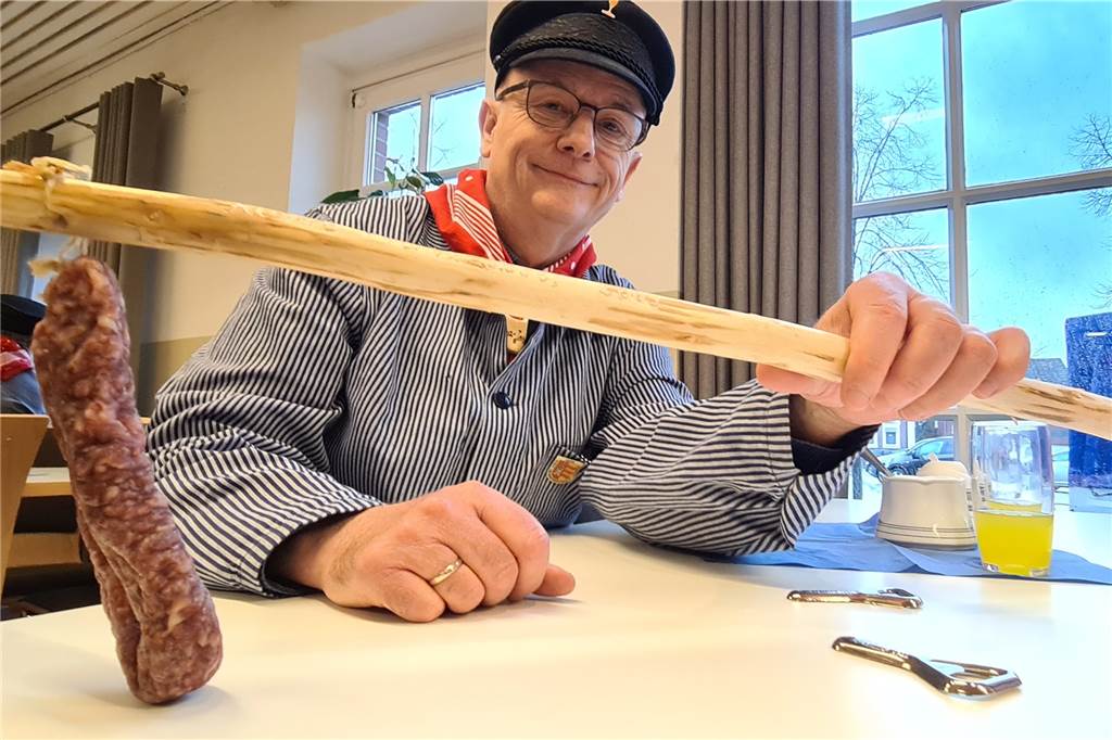 Schlöffken ist zurück: Ohne Krammarkt, aber mit gelebter Tradition Schnese und Mettwurst: Das darf beim Schlöffkenfest natürlich nicht fehlen.