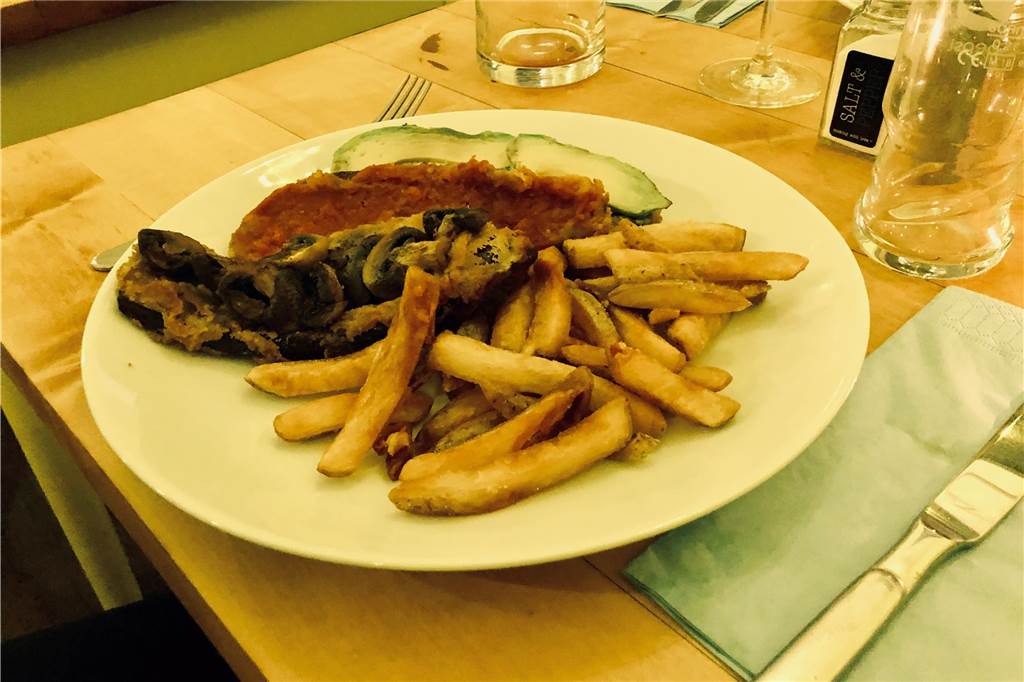 Schnitzel in der veganen Variante aus Auberginen mit drei verschiedenen Toppings.