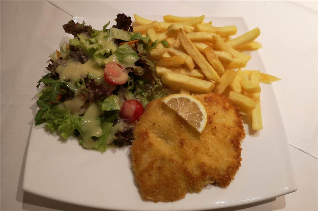 Wetterkamp hat sich von der Dorfkneipe zum Restaurant gemausert Schnitzel Wiener Art aus der "All you can eat-Karte".