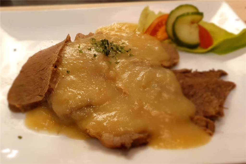Der „Eichenhof“ in Stadtlohn ist nicht nur bei Festlichkeiten eine gute Adresse Schnörkellos: Das Zwiebelfleisch wird als Vorspeise lediglich mit einer kleinen Salatdeko serviert.