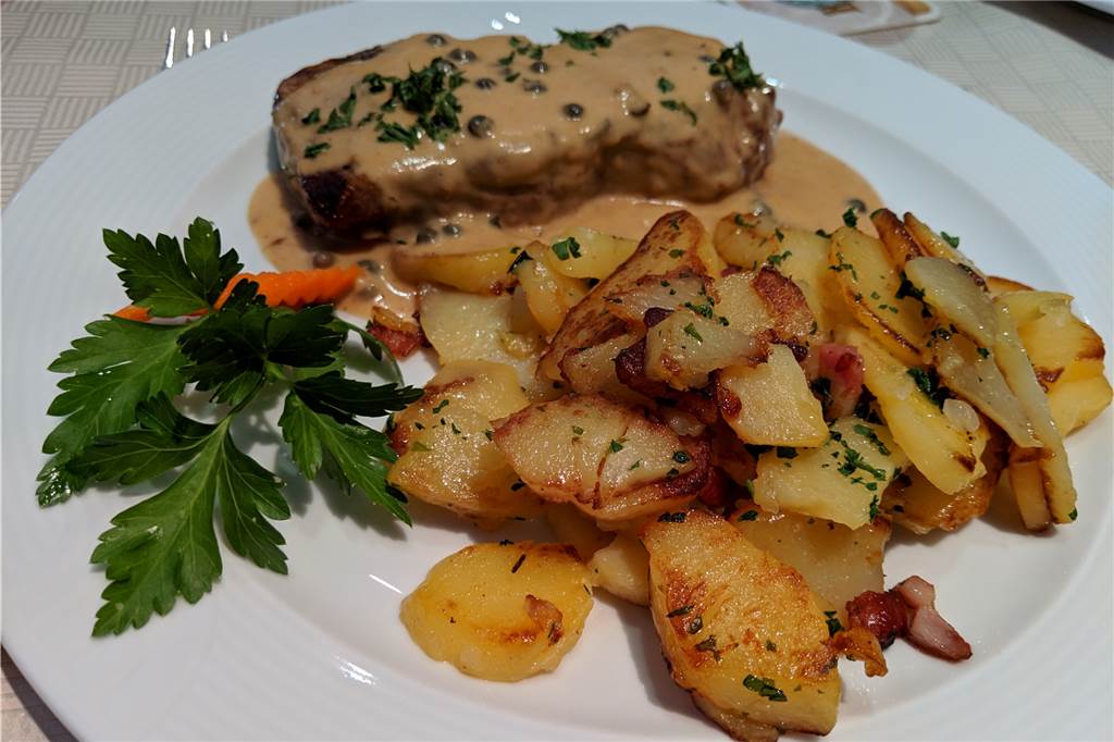 Das Steakhaus am Gabelpunkt überzeugt mit gut gemachten Klassikern für Fleischliebhaber Schnörkelloser Klassiker: Das Rumpsteak mit Pfeffersauce und Bratkartoffeln.